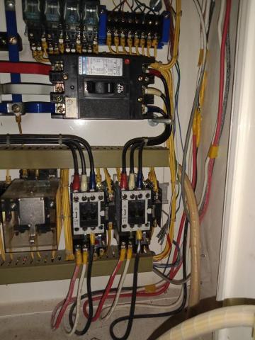 鴻展冷氣工程 - 大樓抽水馬達控製電盤檢測