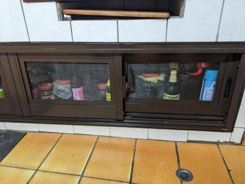 閎富鋁業有限公司 - 廚房爐台下橫拉窗，沒有玻璃用白鐵網