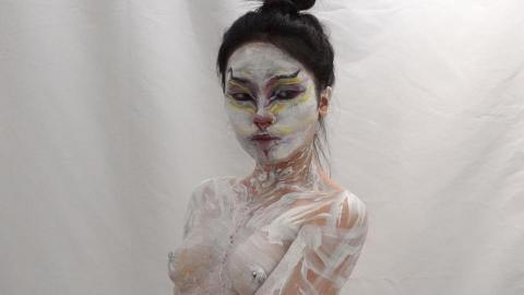 不蔣道里有限公司 - 我本身就是一隻美麗的天鵝 畫在身體上 身體是我的畫布唷 