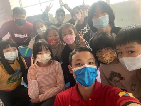 周郁惟 - 帶兒童體操營隊