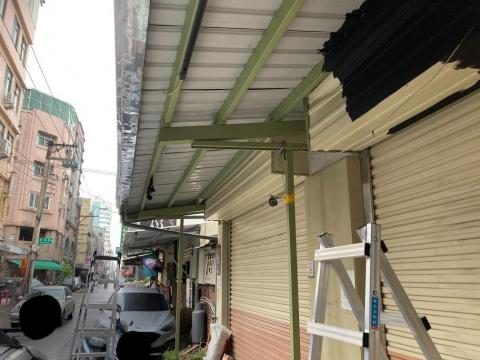 威振油漆工程 - 浪板漆施工中