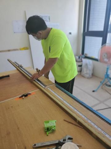 王師傅木工裝潢修繕工作室 - 1.各種木工維修：木作修繕/五金換新/換門裝門/門片無法關上等。
2.各種開孔服務：開崁燈孔/開AR111孔/開喇叭孔/開投影機孔等。
3.開維修孔：為了配合維修師傅檢查安裝而延申的維修孔服務。
4.室內小裝潢(洞洞板、層板、貼皮換色、穀倉門、漂浮門、畫軌、南方松、溝槽板、隔柵、踢腳板、貓門等)
5.室內裝潢(隔間、天花板、櫃體、架高木地板、拉門、拍拍手門、隱藏門、層板、電視牆等)
