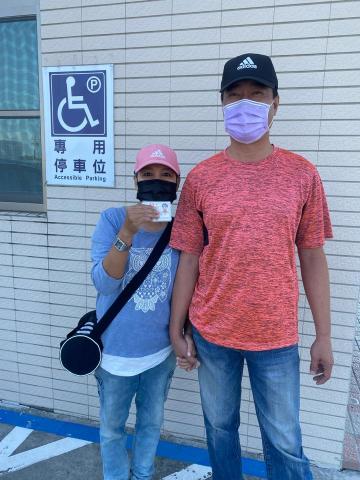 高雄駕訓班 - 夫妻兩人一起來考試，一起領駕照！