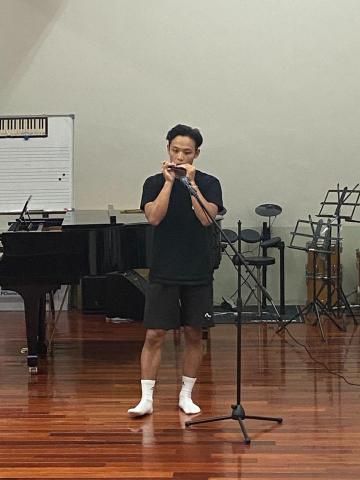 周郁惟 - 口琴表演