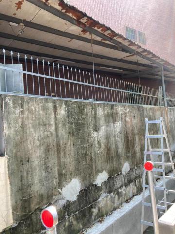 威振油漆工程 - 外牆坑洞補平，鐵欄杆施工中