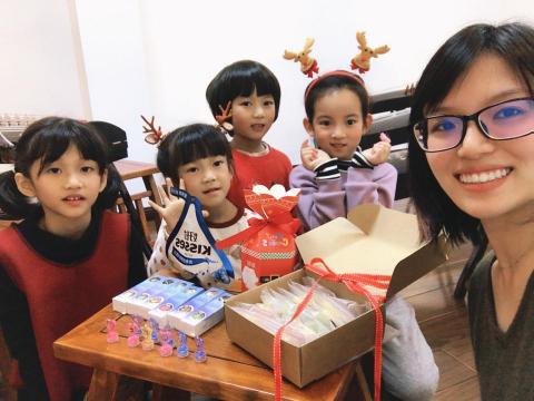 佳萱（古箏/鋼琴教學） - 聖誕活動發禮物給小朋友（也有彈奏聖誕歌曲）