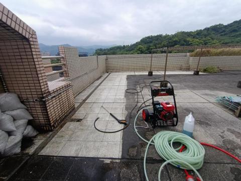 新立外牆繩索工程 - 高壓沖洗機清洗地坪青苔