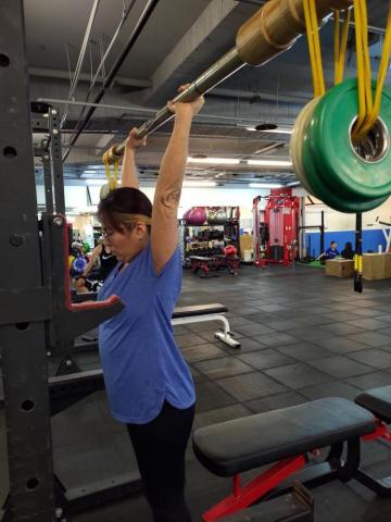 自由教練 智元 - 學生練習肩推