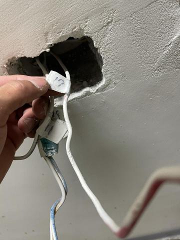 林慧欣 - 更改電燈開關