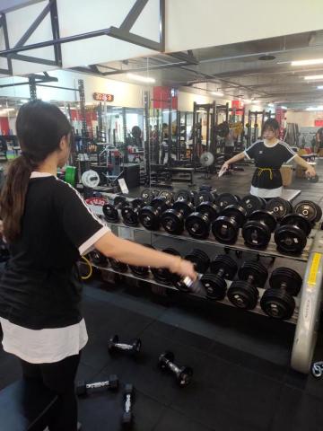 自由教練 智元 - 練習飛鳥 三角肌中束訓練