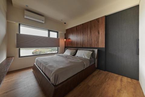 進彩金空間美學個人工作室 - 幽悠。
桃園 / 新成屋（2y) / 室內坪數 21.5 坪 / 格局 2+2 房 2 廳 2 衛 1廚 / 居住人數 2 大

在節奏緊湊的世界裡，忙碌追求，在世界各國來回奔波著。對於時常需要出差的屋主，對家的渴望也許是需要最悠閒最能放鬆心情的停靠站。
順應主人家的性格與生活方式，通過材質鋪陳，注入沉穩、溫潤的輪廓以胡桃木為基底搭配染黑的實木皮內斂、低調，自然感濃郁的羅馬洞石，獨享清幽靜謐自在。