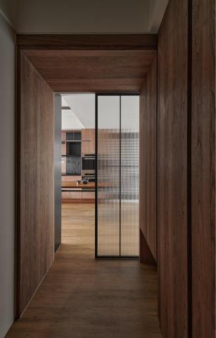 進彩金空間美學個人工作室 - 幽悠。
桃園 / 新成屋（2y) / 室內坪數 21.5 坪 / 格局 2+2 房 2 廳 2 衛 1廚 / 居住人數 2 大

在節奏緊湊的世界裡，忙碌追求，在世界各國來回奔波著。對於時常需要出差的屋主，對家的渴望也許是需要最悠閒最能放鬆心情的停靠站。
順應主人家的性格與生活方式，通過材質鋪陳，注入沉穩、溫潤的輪廓以胡桃木為基底搭配染黑的實木皮內斂、低調，自然感濃郁的羅馬洞石，獨享清幽靜謐自在。