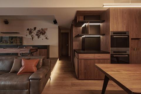 進彩金空間美學個人工作室 - 幽悠。
桃園 / 新成屋（2y) / 室內坪數 21.5 坪 / 格局 2+2 房 2 廳 2 衛 1廚 / 居住人數 2 大

在節奏緊湊的世界裡，忙碌追求，在世界各國來回奔波著。對於時常需要出差的屋主，對家的渴望也許是需要最悠閒最能放鬆心情的停靠站。
順應主人家的性格與生活方式，通過材質鋪陳，注入沉穩、溫潤的輪廓以胡桃木為基底搭配染黑的實木皮內斂、低調，自然感濃郁的羅馬洞石，獨享清幽靜謐自在。