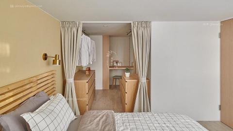 進彩金空間美學個人工作室 - 桃園 / 中古屋（23y) / 室內坪數 25 坪 / 格局 3+1 房 1 廳 2 衛 1餐廚 / 居住人數 3 大

屋齡 23 年的老屋承載著年輕夫妻對的家想像，我們將原有的格局打散重新排列組合，複層式的格局讓我們對於空間規劃有更多的方程式，依照業主的需求細膩分配每個空間場域讓每個空間都有足夠的機能性。
全室採用純白基調的沉靜，溫潤木質與玻璃鏡面營造輕暖氣息。 