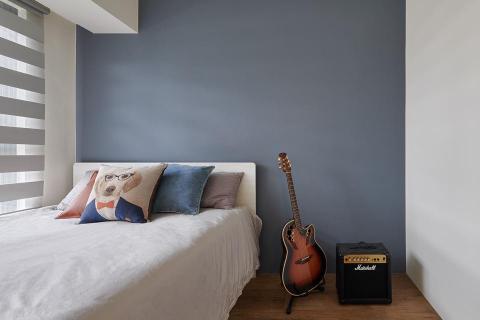 進彩金空間美學個人工作室 - 幽悠。
桃園 / 新成屋（2y) / 室內坪數 21.5 坪 / 格局 2+2 房 2 廳 2 衛 1廚 / 居住人數 2 大

在節奏緊湊的世界裡，忙碌追求，在世界各國來回奔波著。對於時常需要出差的屋主，對家的渴望也許是需要最悠閒最能放鬆心情的停靠站。
順應主人家的性格與生活方式，通過材質鋪陳，注入沉穩、溫潤的輪廓以胡桃木為基底搭配染黑的實木皮內斂、低調，自然感濃郁的羅馬洞石，獨享清幽靜謐自在。