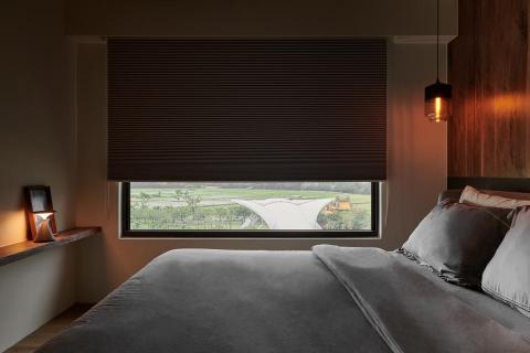 進彩金空間美學個人工作室 - 幽悠。
桃園 / 新成屋（2y) / 室內坪數 21.5 坪 / 格局 2+2 房 2 廳 2 衛 1廚 / 居住人數 2 大

在節奏緊湊的世界裡，忙碌追求，在世界各國來回奔波著。對於時常需要出差的屋主，對家的渴望也許是需要最悠閒最能放鬆心情的停靠站。
順應主人家的性格與生活方式，通過材質鋪陳，注入沉穩、溫潤的輪廓以胡桃木為基底搭配染黑的實木皮內斂、低調，自然感濃郁的羅馬洞石，獨享清幽靜謐自在。