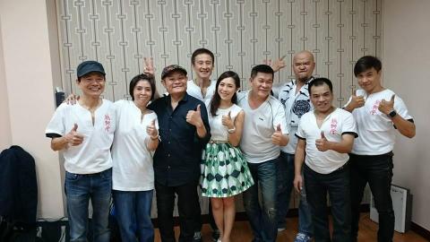 爪哥的二胡教室 - 爪哥（最右）是鐵獅亮光團的專屬二胡手