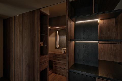 進彩金空間美學個人工作室 - 幽悠。
桃園 / 新成屋（2y) / 室內坪數 21.5 坪 / 格局 2+2 房 2 廳 2 衛 1廚 / 居住人數 2 大

在節奏緊湊的世界裡，忙碌追求，在世界各國來回奔波著。對於時常需要出差的屋主，對家的渴望也許是需要最悠閒最能放鬆心情的停靠站。
順應主人家的性格與生活方式，通過材質鋪陳，注入沉穩、溫潤的輪廓以胡桃木為基底搭配染黑的實木皮內斂、低調，自然感濃郁的羅馬洞石，獨享清幽靜謐自在。
