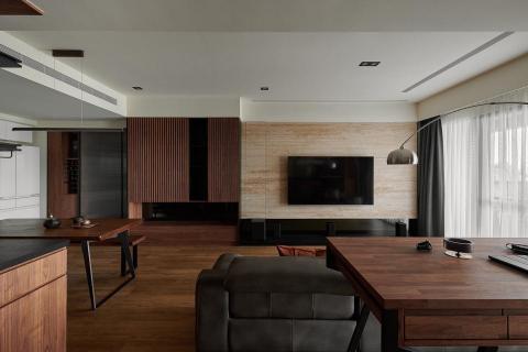 進彩金空間美學個人工作室 - 幽悠。
桃園 / 新成屋（2y) / 室內坪數 21.5 坪 / 格局 2+2 房 2 廳 2 衛 1廚 / 居住人數 2 大

在節奏緊湊的世界裡，忙碌追求，在世界各國來回奔波著。對於時常需要出差的屋主，對家的渴望也許是需要最悠閒最能放鬆心情的停靠站。
順應主人家的性格與生活方式，通過材質鋪陳，注入沉穩、溫潤的輪廓以胡桃木為基底搭配染黑的實木皮內斂、低調，自然感濃郁的羅馬洞石，獨享清幽靜謐自在。