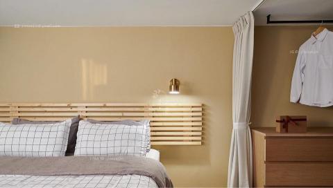 進彩金空間美學個人工作室 - 桃園 / 中古屋（23y) / 室內坪數 25 坪 / 格局 3+1 房 1 廳 2 衛 1餐廚 / 居住人數 3 大

屋齡 23 年的老屋承載著年輕夫妻對的家想像，我們將原有的格局打散重新排列組合，複層式的格局讓我們對於空間規劃有更多的方程式，依照業主的需求細膩分配每個空間場域讓每個空間都有足夠的機能性。
全室採用純白基調的沉靜，溫潤木質與玻璃鏡面營造輕暖氣息。 