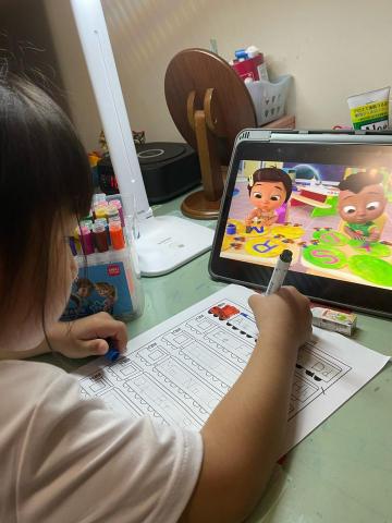 Yvette 蘇 - 對幼兒園的小朋友影音教學更加生動 Yvette 蘇 - 對幼兒園的小朋友影音教學更加生動