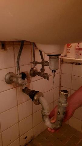 田家鴻 - 洗臉盆斷管處理