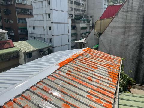 皇錦有限公司 - 和平東路一段鐵皮隔熱施工中 皇錦有限公司 - 和平東路一段鐵皮隔熱施工中
