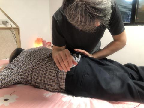 提供推拿服務的專家朱先生