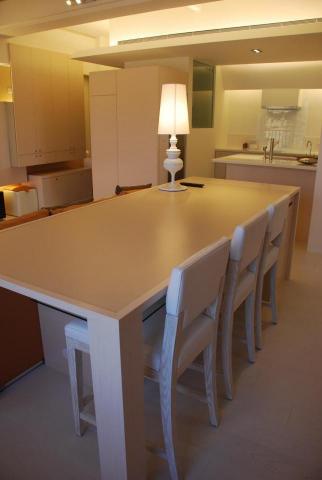 呂志傑 - 實用的高餐桌，工作交誼行動自由不受拘束，同時串連起客廳與輕食廚房