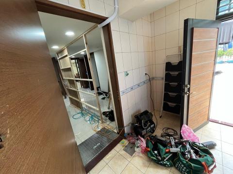 宸威室內裝潢工程 - 住家溝板隔間施工中