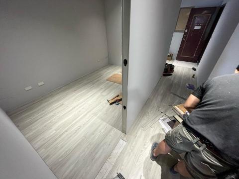 宸威室內裝潢工程 - 湖口人力派遣員工宿舍SPC地板施工中