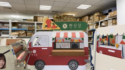 采映數位影像有限公司 - 活動造型立體拍照立牌製作，雙層設計，拍照時可走進內層窗口拍照喔！