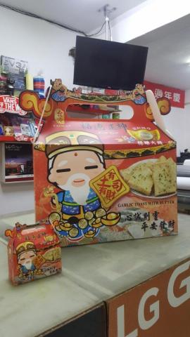 采映數位影像有限公司 - 1:100的立體道具製作，將原本小小的食品彩盒，放大製作成店面宣傳陳列