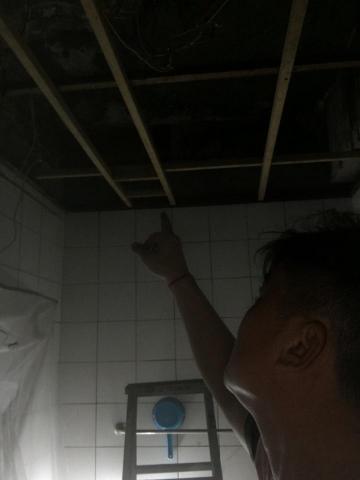 佑寶企業社 - 廁所天花板拆除