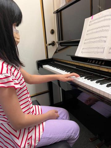 饒芳綺老師 - 學習鋼琴的小女生 饒芳綺老師 - 學習鋼琴的小女生