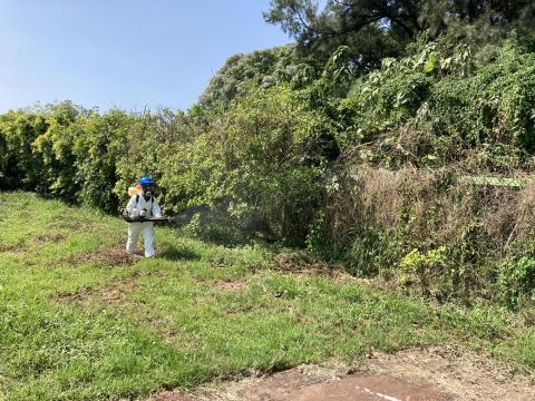 頂頂企業有限公司 - 肉品工廠肉品報廢。
大型掩埋場殺菌消毒作業。