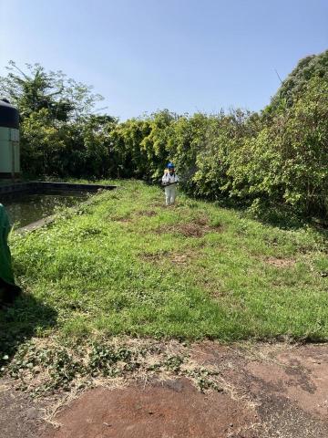 頂頂企業有限公司 - 肉品工廠肉品報廢。
大型掩埋場殺菌消毒作業。