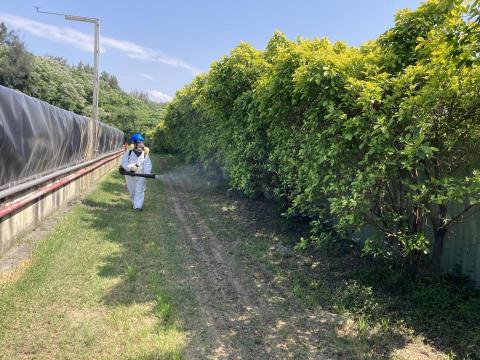 頂頂企業有限公司 - 肉品工廠肉品報廢。
大型掩埋場殺菌消毒作業。