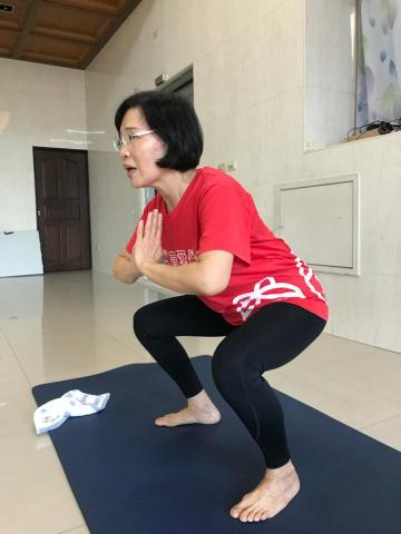 黃瀞瑩 黑大方工作室 - 私人教練-之前左膝疼痛半月板過薄與健康飲食習慣