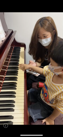 芳慈 - 三歲初學鋼琴的小男孩
正在指導手的姿勢 芳慈 - 三歲初學鋼琴的小男孩
正在指導手的姿勢