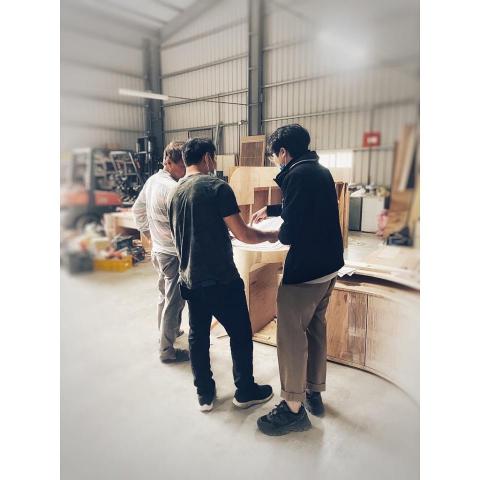 誼紜筌 - 現場與師傅們討論施工