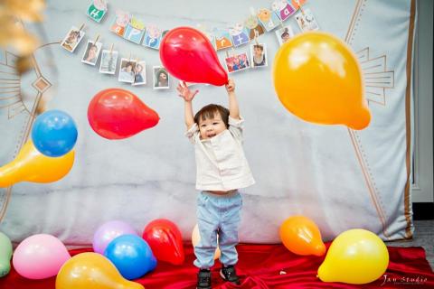 李杰攝影工作室 - 愷愷是第二次抓週!!!!
一歲時我就拍過他,剛好生日...
媽咪想要親友聚會吃個飯~~
麗尊酒店又有很優惠的方案~~
抓週的場地和配件。只是給弟弟玩遊戲....
所以就沒有照流程跑.......
但這好場地和空間..
還是分享一下給大家參考......
-----------------------------------------------------------------------
 李杰攝影工作室 - 愷愷是第二次抓週!!!!
一歲時我就拍過他,剛好生日...
媽咪想要親友聚會吃個飯~~
麗尊酒店又有很優惠的方案~~
抓週的場地和配件。只是給弟弟玩遊戲....
所以就沒有照流程跑.......
但這好場地和空間..
還是分享一下給大家參考......
-----------------------------------------------------------------------