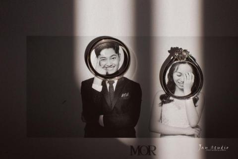 李杰攝影工作室 - https://a0955472901.pixnet.net/blog/post/484355528
婚禮紀錄~
這次來到崁頂...大清早的..
新娘家的美髮店就亮著燈
媽媽忙碌的幫親友弄頭髮......
各自梳妝打扮..等著超帥的新郎.....
來娶新娘阿~~
鈞翔&怡雯定結婚
宴會場地:東隆堂龜苓膏-婚宴會館
造型新秘:  傅瑜~  ArielFu 造型藝術
禮服: une belle ch 李杰攝影工作室 - https://a0955472901.pixnet.net/blog/post/484355528
婚禮紀錄~
這次來到崁頂...大清早的..
新娘家的美髮店就亮著燈
媽媽忙碌的幫親友弄頭髮......
各自梳妝打扮..等著超帥的新郎.....
來娶新娘阿~~
鈞翔&怡雯定結婚
宴會場地:東隆堂龜苓膏-婚宴會館
造型新秘:  傅瑜~  ArielFu 造型藝術
禮服: une belle ch