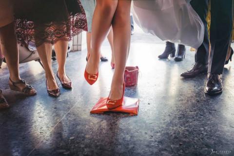 李杰攝影工作室 - 「踩瓦片」和「過火爐」習俗來源
說法 1:古代在八字媒合時,若新娘是在特定年月出生的「破月」,又稱「破骨」命格,前人稱其身帶破骨會「衰家門、子孫見骨、家門敗」;輕則家產破敗、重則會剋公婆或丈夫、子女。
因此古代男方會放一塊象徵性的瓦片在門口,而新娘進門前不可踩及門檻,必須踩碎地上的瓦片;瓦片下擺兩銀圓,待新娘踩破瓦片的同時,媒人會在旁唸著「瓦破人無破,銀圓人也圓」來化解,意即「把之前不好的丟到門 李杰攝影工作室 - 「踩瓦片」和「過火爐」習俗來源
說法 1:古代在八字媒合時,若新娘是在特定年月出生的「破月」,又稱「破骨」命格,前人稱其身帶破骨會「衰家門、子孫見骨、家門敗」;輕則家產破敗、重則會剋公婆或丈夫、子女。
因此古代男方會放一塊象徵性的瓦片在門口,而新娘進門前不可踩及門檻,必須踩碎地上的瓦片;瓦片下擺兩銀圓,待新娘踩破瓦片的同時,媒人會在旁唸著「瓦破人無破,銀圓人也圓」來化解,意即「把之前不好的丟到門