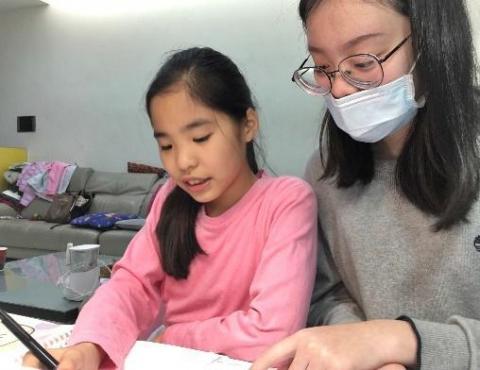 Camy - 與家教學生討論英文雜誌內容