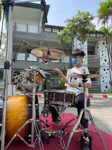 時韻婷 - 品綸在學校演出