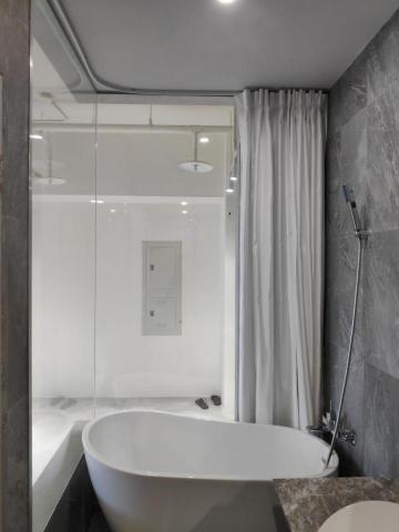 禎咖都棲室內裝修設計有限公司‧袁禎佑建築師 - 淡水李宅開放式浴室，業主希望在泡澡的時候可以欣賞外面。