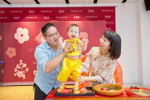 李杰攝影工作室 - 舊振南漢餅文化館Jiu Zhen Nan Han Pastry House 。
https://a0955472901.pixnet.net/blog/post/481026479
(抓週紀錄) 外頭下著豪大雨...
我們悠閒自在的在室內歡樂著......
舊振南腹地&空間都好拍照
只可惜外面大雨...
不然草皮樹下就可以拍不少寫真了...
#高雄舊振南抓周
#高雄親子家庭寫真
#抓週寫真拍攝
# 李杰攝影工作室 - 舊振南漢餅文化館Jiu Zhen Nan Han Pastry House 。
https://a0955472901.pixnet.net/blog/post/481026479
(抓週紀錄) 外頭下著豪大雨...
我們悠閒自在的在室內歡樂著......
舊振南腹地&空間都好拍照
只可惜外面大雨...
不然草皮樹下就可以拍不少寫真了...
#高雄舊振南抓周
#高雄親子家庭寫真
#抓週寫真拍攝
#