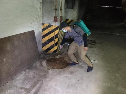 驅蟲氏除蟲消毒工作室 - 地噴作業 針對下水道內躲藏的美洲蟑螂噴藥