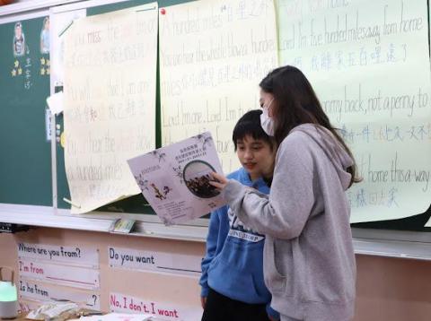 陳品杉 - 寒暑假會到台中山區，教導那邊的小朋友基礎的英文，包括會話、歌唱等，陪伴他們度過為期一周到兩週的營期。